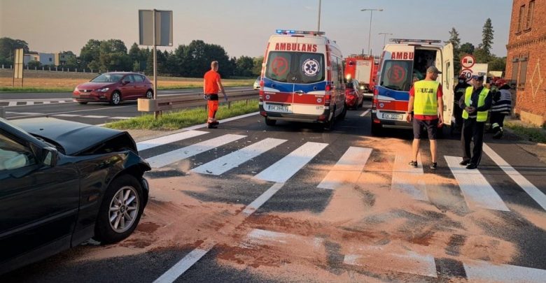 O krok od tragedii w Mikołowie! Samochód uderzył w kobietę i trójkę dzieci na "pasach" (fot. KMP Mikołów)