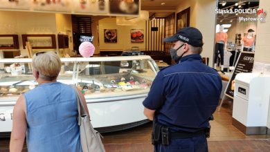 Policjanci z Mysłowic za brak maseczki dają mandaty... zaufania. Fot. KMP w Mysłowicach