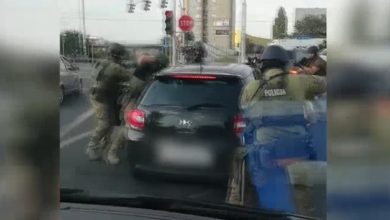 Ostra akcja na drodze! Policja wyciągnęła bandziora z auta jak sardynkę z puszki!