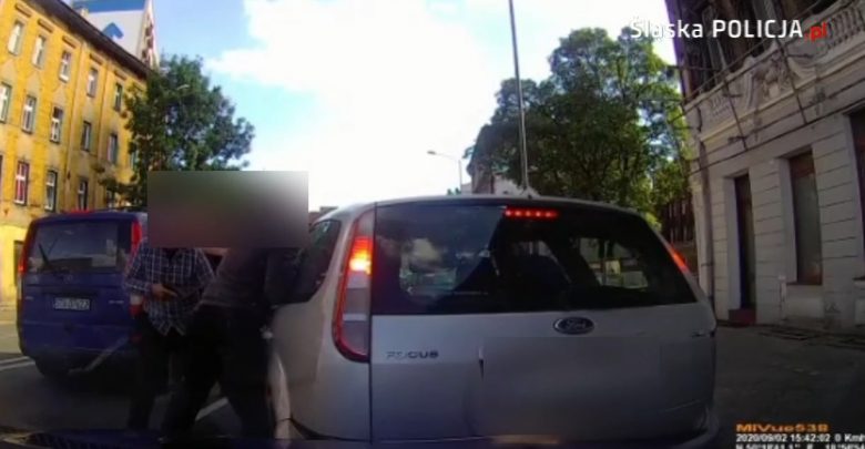 Ostra zadyma na Katowickiej w Chorzowie! Policjanci wyciągali bandziora z auta na środku jezdni! (fot. KWP Katowice)