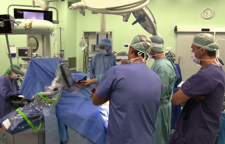 W Klinice Nieborowice przeprowadzono dziś pierwsze operacje wymiany stawu kolanowego z wykorzystaniem robota ortopedycznego