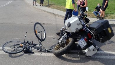 10-latek wpadł na rowerze prosto pod motocykl. Trafił do szpitala. Fot. Śląska Policja