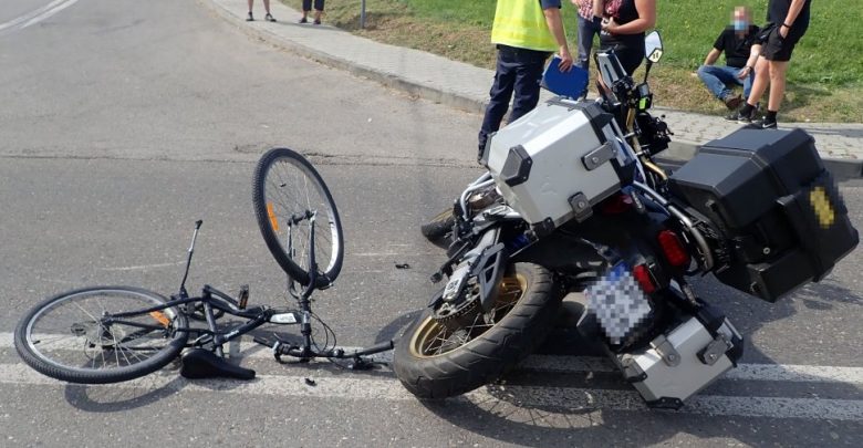 10-latek wpadł na rowerze prosto pod motocykl. Trafił do szpitala. Fot. Śląska Policja