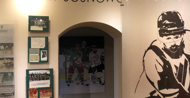 W sosnowieckim Zamku Sieleckim możecie zobaczyć ciekawą wystawę o historii hokeja w tym mieście. [fot. Sosnowieckie Centrum Sztuki - Zamek Sielecki / FACEBOOK]