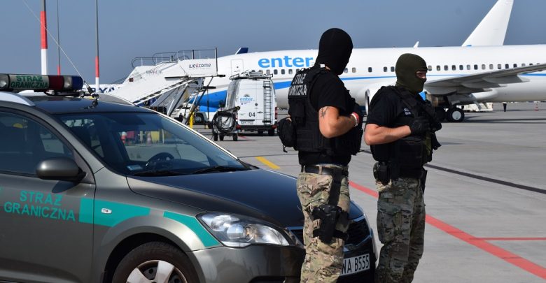 Wakacje w Grecji dla żartującego o bombie zakończyły się na płycie lotniska (fot.Straż Graniczna)