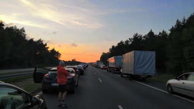 Ogromny korek po wypadku do jakiego doszło na autostradzie A4. Zablokowane są pasy jezdni w stronę Katowic. Korek ma już kilka kilometrów. To wynik dachowania w rejonie węzła Chrzanów