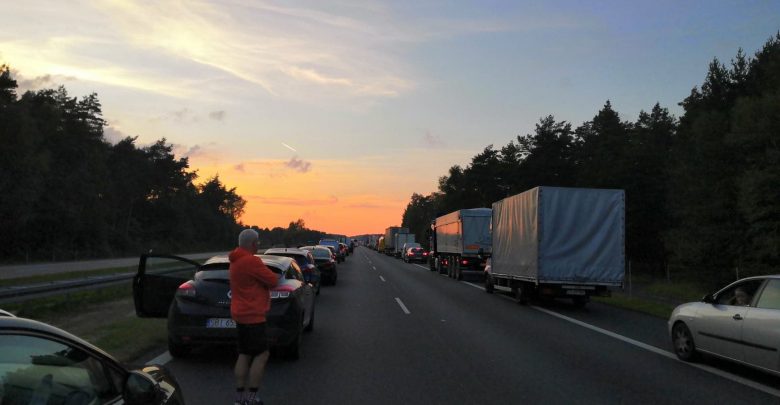 Ogromny korek po wypadku do jakiego doszło na autostradzie A4. Zablokowane są pasy jezdni w stronę Katowic. Korek ma już kilka kilometrów. To wynik dachowania w rejonie węzła Chrzanów