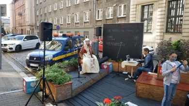 Czemu śląska baba nie mieści się w autobusie? Odpowiedź na Teatralnej w Katowicach (foto. Wojciech Żegolewski)