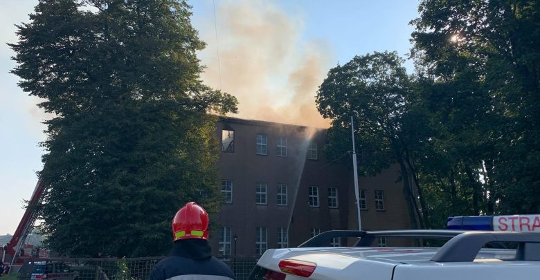 Lubliniec: Groźny pożar w szkole przyklasztornej! Strażacy walczą z żywiołem! [FOTO]