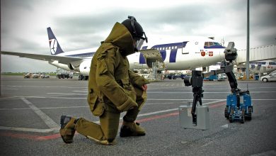 W trakcie kontroli bezpieczeństwa przed przejściem do strefy oczekiwania na samolot, oświadczyła, że w ochraniaczach na stopy ma bomby (foto.Straż Graniczna/facebook)