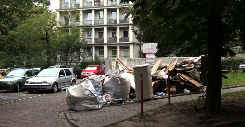 Wysypisko śmieci rośnie w centrum Katowic? Mieszkańcy błagają o pomoc!