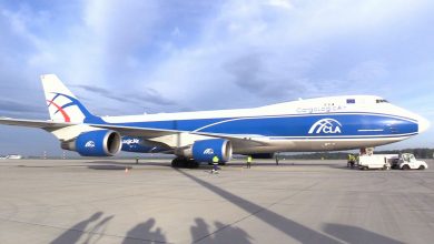 POTĘŻNY Jumbo jet z Wuhan wylądował w Pyrzowicach! Boeing 747-400 ERF przywiózł transport maseczek