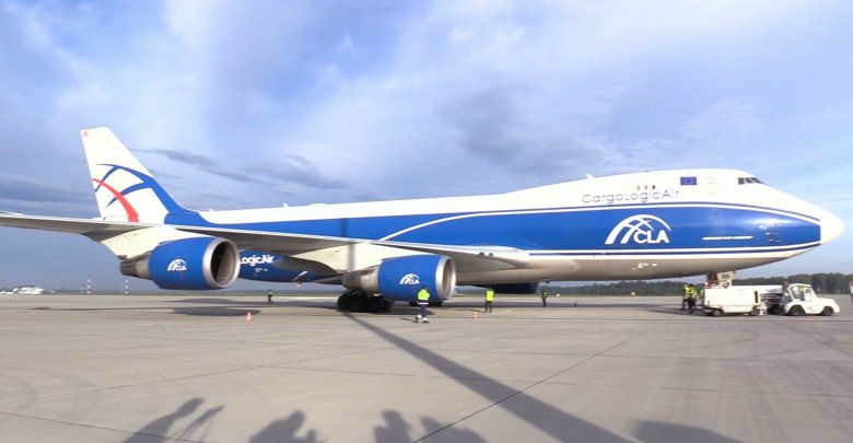 POTĘŻNY Jumbo jet z Wuhan wylądował w Pyrzowicach! Boeing 747-400 ERF przywiózł transport maseczek
