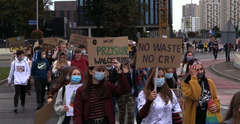 „Kto nie skacze ten za węglem” pod takim hasłem odbył się piąty Młodzieżowy Strajk Klimatyczny w Katowicach