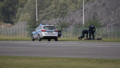 Mężczyzna wdarł się na płytę lotniska, ale szybko został obezwładniony. Spokojnie to tylko ćwiczenia. [fot. KMP Bielsko-Biała]