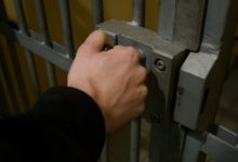 Zadał policjantowi kilkanaście ciosów nożem. Grozi mu dożywocie