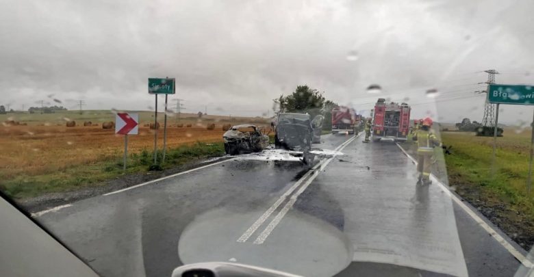 Kolejna tragedia na drodze pod Gliwicami! Bus i osobówka stanęły w ogniu po zderzeniu! (fot.KMP Gliwice)