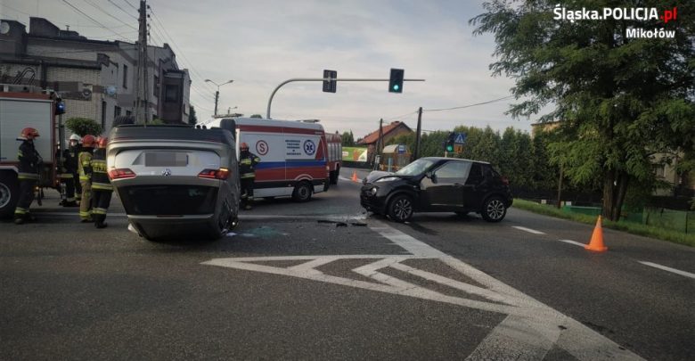 Śląskie: Groźny wypadek w Gostyni. 47-latka nie zauważyła nadjeżdżającego auta (fot.KPP Mikołów)