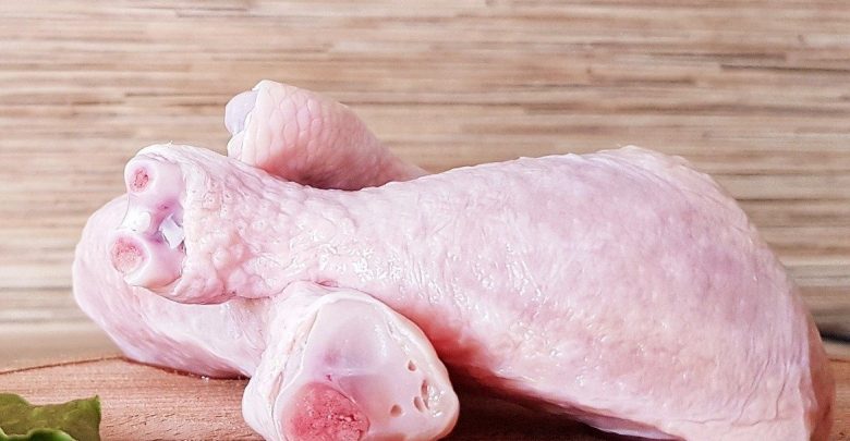 Salmonella w pałkach kurczaka! Ich spożycie może prowadzić do choroby zwanej salmonellozą