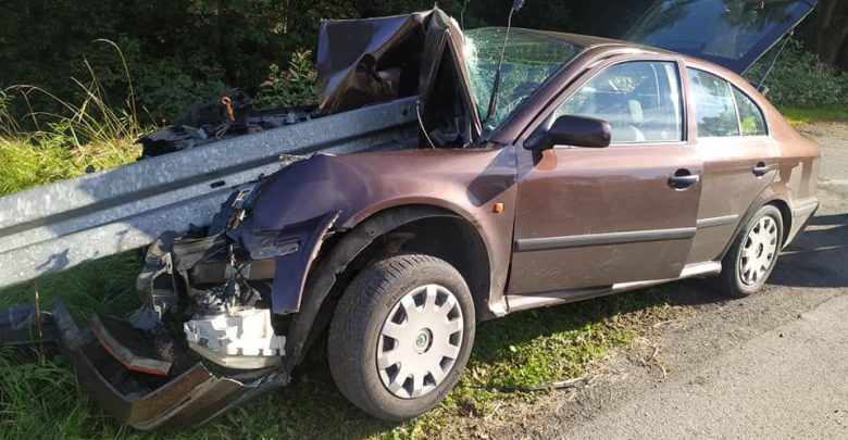 Śląskie: Samochód wbił się w bariery energochłonne. Autem podróżowały 3 osoby (fot.Śląska Policja)