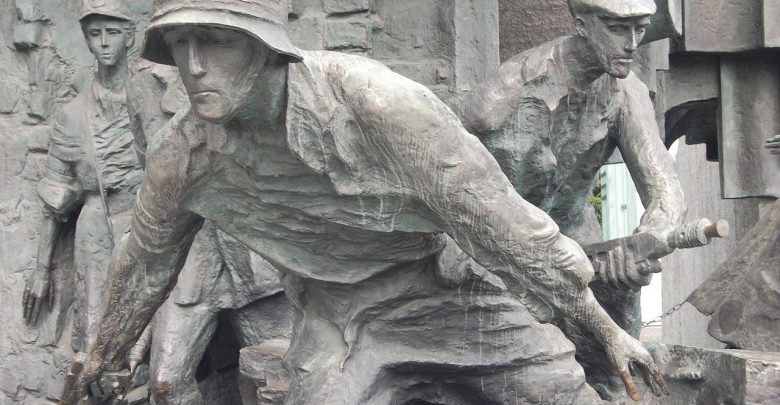 Pomnik upamiętniający dzieje AK, a dokładniej powstańców warszawskich w walce o wolność RP. [fot. poglądowa / www.pixabay.com]