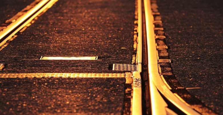 Przywrócono ruch pociągów na CMK. Kawał wiaduktu zerwał sieć trakcyjną (fot.pixabay.com - poglądowe)