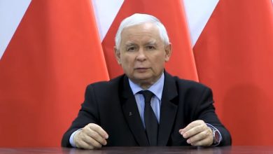 Z sondażu wynika, że spadek poparcia zaliczają zarówno Prawo i Sprawiedliwość, jak i największa partia opozycja czyli Platforma Obywatelska. [fot. poglądowa www.youtube.com/PiS]