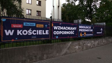 Kontrowersyjne czy zabawne? Książa w Katowicach wywiesili banery na rekolekcje. Internet eksplodował