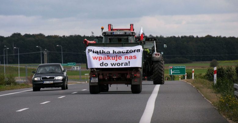 Blokują drogi bo jak mówią czują się zagrożeni i oszukani. Rolnicy w ramach protestu zablokowali drogi w 100 miejscach w Polsce