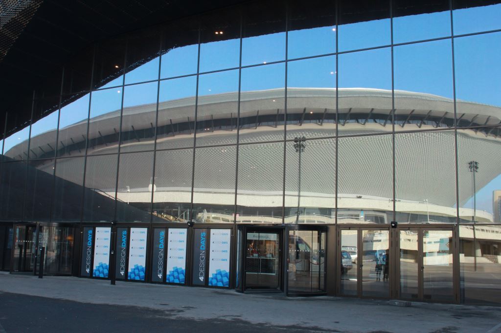 Po trwającej od marca br. przerwie w codziennym podświetlaniu (wyjątkiem były np. akcje solidarnościowe lub o charakterze społecznym), Spodek jest ponownie bardzo dobrze widoczny po zmroku. [fot. poglądowa / archiwum]