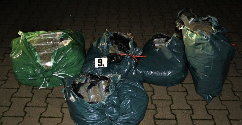 Funkcjonariusze z Nadodrzańskiego Oddziału SG zabezpieczyli w Wolsztynie19,5 kg marihuany o czarnorynkowej wartości ponad 2,3 mln zł (fot.Straż Graniczna)