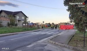 Nietrzeźwy kierowca potrącił rowerzystę, nie zatrzymał się na miejscu wypadku - ale wkrótce zaparkował w ogrodzeniu posesji kilkaset metrów dalej. 46-letniego rowerzysty nie udało się uratować (fot.policja.pl)