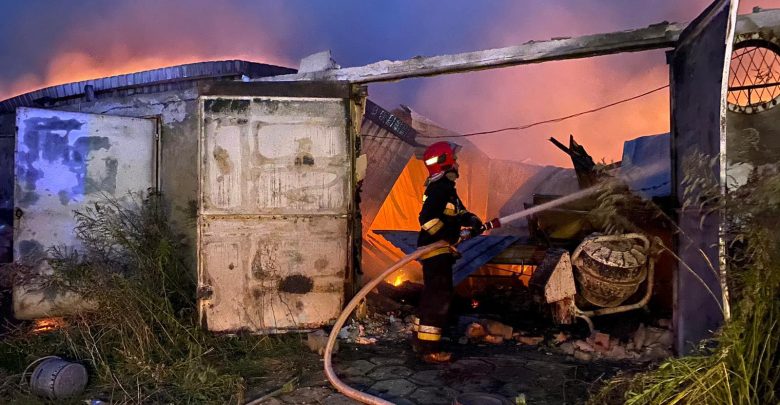 Bardzo duży pożar warsztatów samochodowych przy ul. Kościelniaka w Mysłowicach. Do rana z ogniem walczyło ponad 20 zastępów straży pożarnej (fot.Dariusz Wójtowicz)