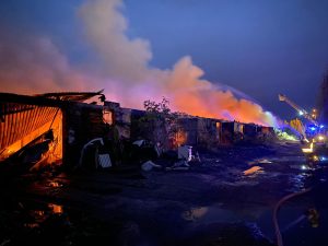 Bardzo duży pożar warsztatów samochodowych przy ul. Kościelniaka w Mysłowicach. Do rana z ogniem walczyło ponad 20 zastępów straży pożarnej (fot.Dariusz Wójtowicz)
