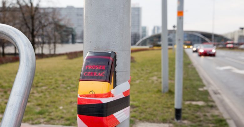 Katowice znów zakleją przyciski przy sygnalizacjach świetlnych. Fot. UM Katowice