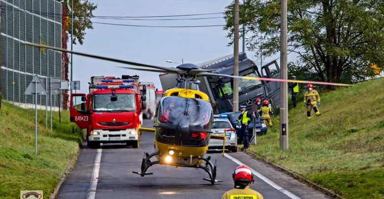 Helikopter lądował na DK w Tychach! Kierowca TIRa zasłabł za kierownicą i zjechał drogi! (fot. www.112tychy.pl)