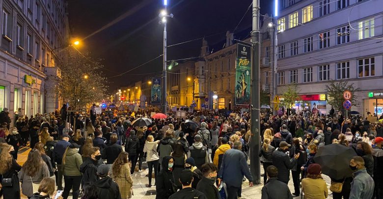 Ogromne protesty ws. zakazu aborcji na Śląsku! W Katowicach protestujący i policja pod katedrą! (foto. Bartosz Bednarczuk)