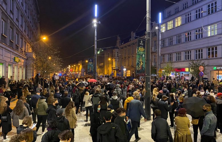 Ogromne protesty ws. zakazu aborcji na Śląsku! W Katowicach protestujący i policja pod katedrą! (foto. Bartosz Bednarczuk)