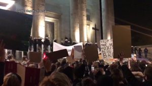 Incydent w trakcie protestu z udziałem posła. Chodzi o sytuację, do której doszło wczoraj w trakcie protestu kobiet przed archikatedrą Chrystusa Króla w Katowicach