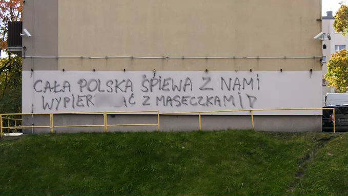 Katowice: Wulgarne hasło na bloku zachęca, żeby nie nosić maseczek