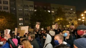 Policja o protestach ws. aborcji w Katowicach: Reagujemy tylko na agresję z tłumu