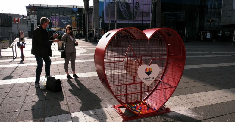 Zbiórka z sercem, czyli OGROMNE serce na nakrętki stanęło przed dworcem w Katowicach