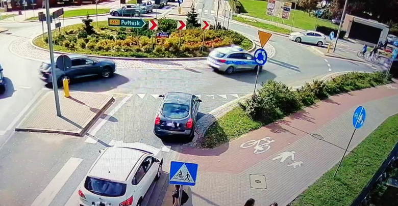 Kobieta pogryziona przez szerszenie. Do szpitala eskortowali ją policjanci z grupy Speed (fot.policja.pl)