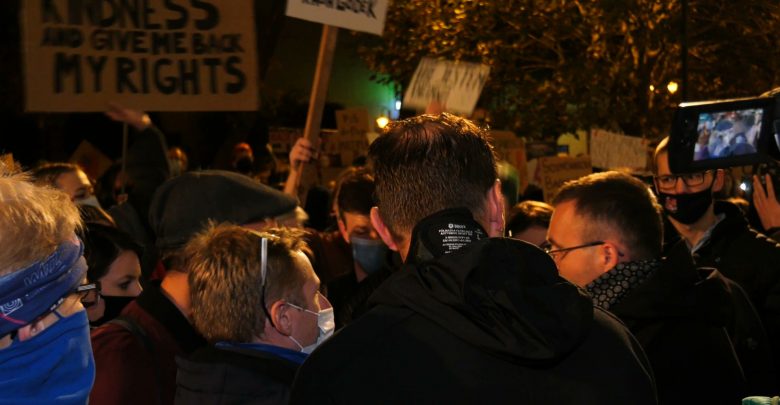 Katowice: Ksiądz wyszedł do protestujących przed katedrą i stał się internetowych viralem!