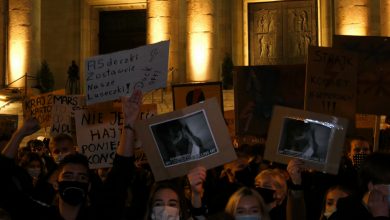 Katowice: Ksiądz wyszedł do protestujących przed katedrą i stał się internetowych viralem!