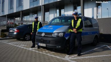 Bielsko: 63-latek chciał skoczyć z mostu. Uratowali go policjanci. Fot. KMP Bielsko-Biała