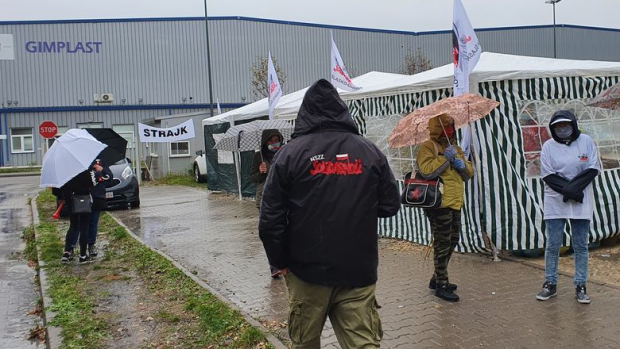 Sosnowiec: Trwa strajk w spółce Gimplast. Pracownicy chcą podwyżek
