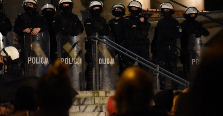 Niedzielny protest w Katowicach: Policjanci użyli gazu i zatrzymali 3 osoby (fot.Śląska Policja)