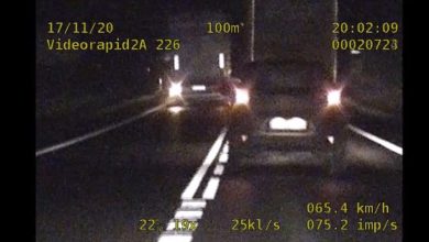 Policjanci z podlaskiej grupy Speed zatrzymali do kontroli dwa tiry, których kierowcy wyprzedzali ciąg pojazdów, łamiąc przy tym szereg przepisów drogowych (fot. policja.pl)