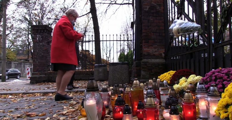 Puste cmentarze na Śląsku i w Zagłębiu. W tym roku Wszystkich Świętych jeszcze bardziej przygnębiające